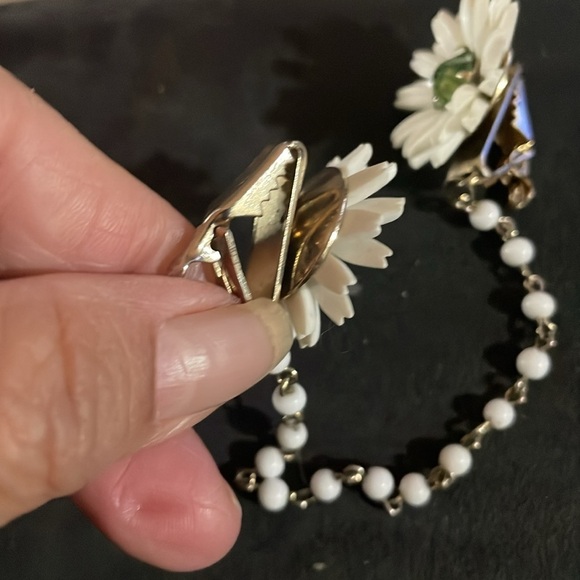 Vintage daisy collar clips - Picture 2 of 5